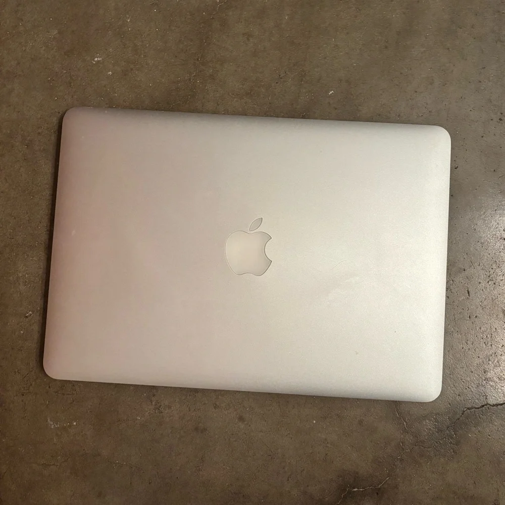 Apple MacBook Pro (13”) w/ charger & case